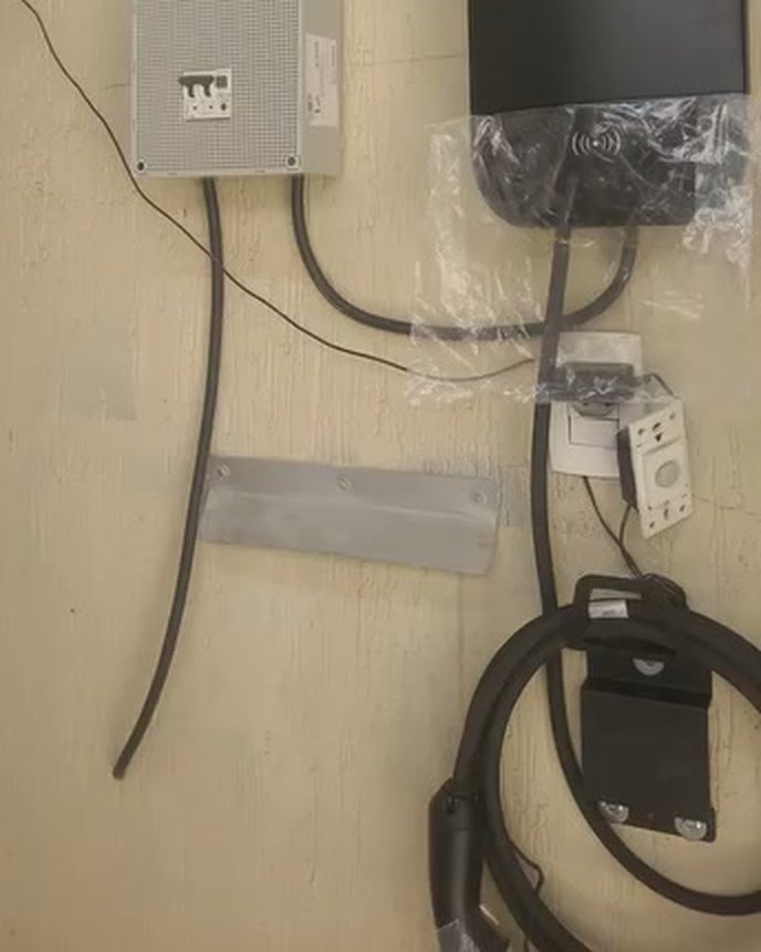 Carregador de carro elétrico instalado na parede, com quadro de proteção