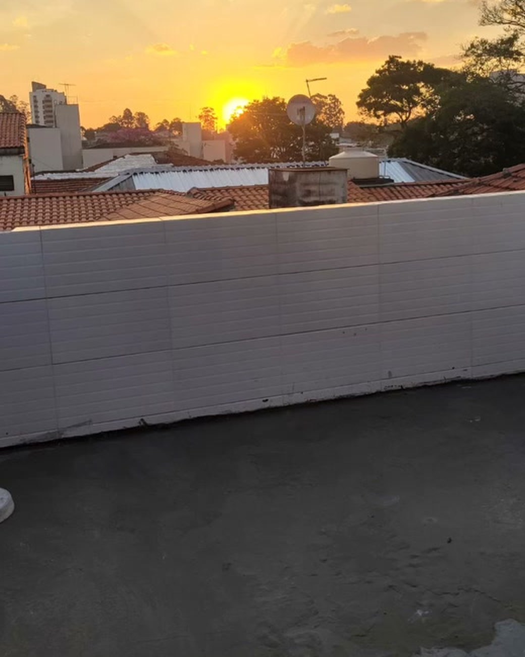 Laje com piso de cimento queimado em execução ao pôr do sol