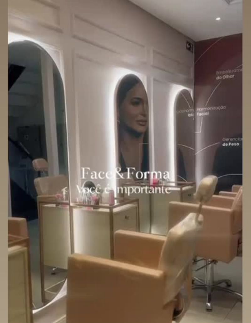 Clínica de estética com espelhos em arco e poltronas