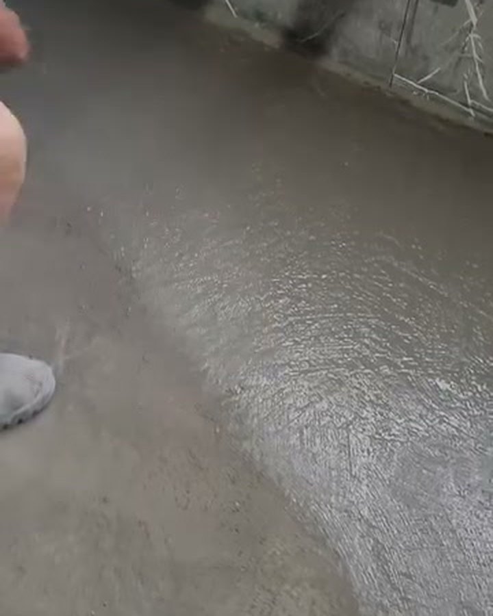Aplicação de impermeabilizante cimentício sobre o piso de uma cozinha