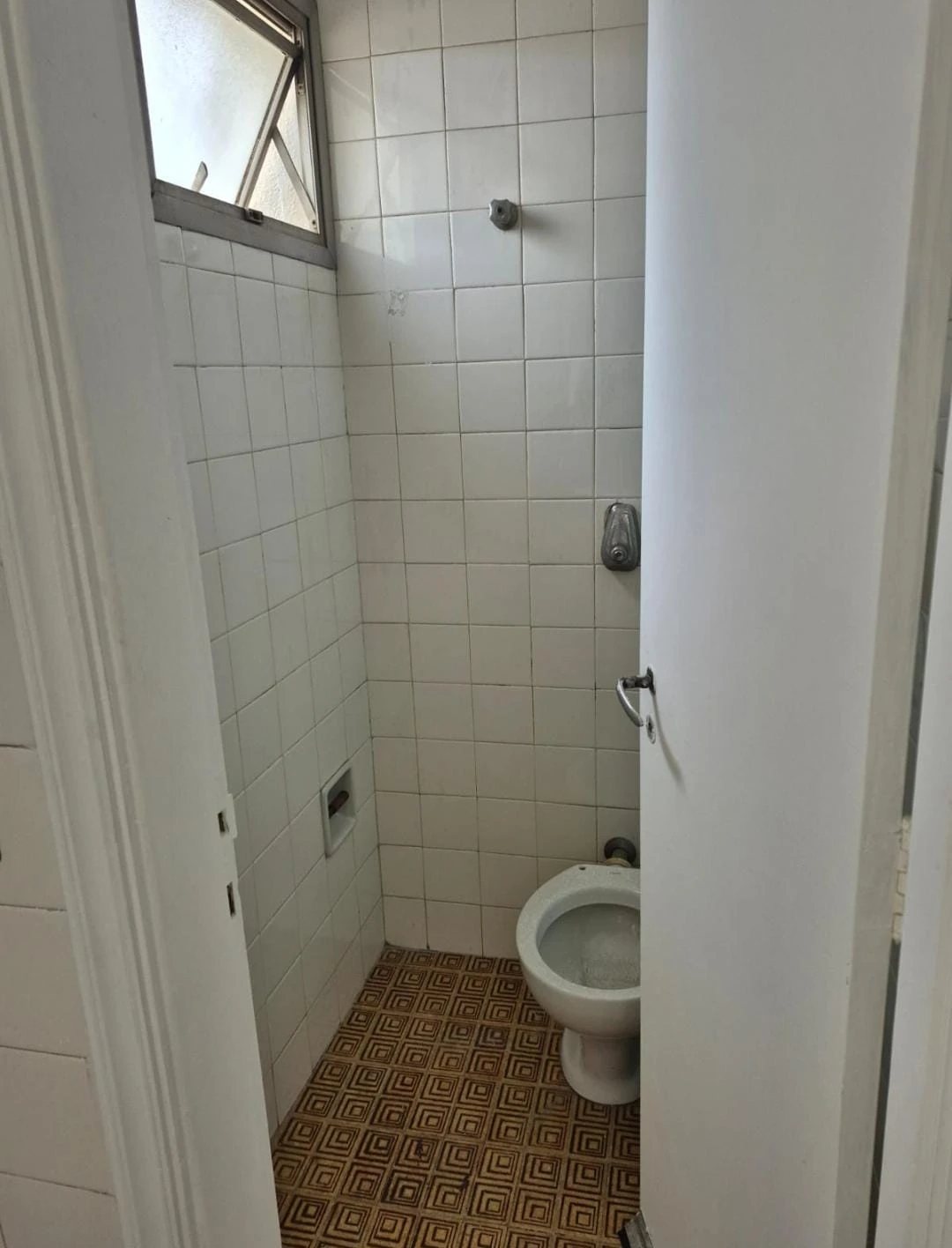 Antes: lavabo com azulejo branco antigo e piso estampado